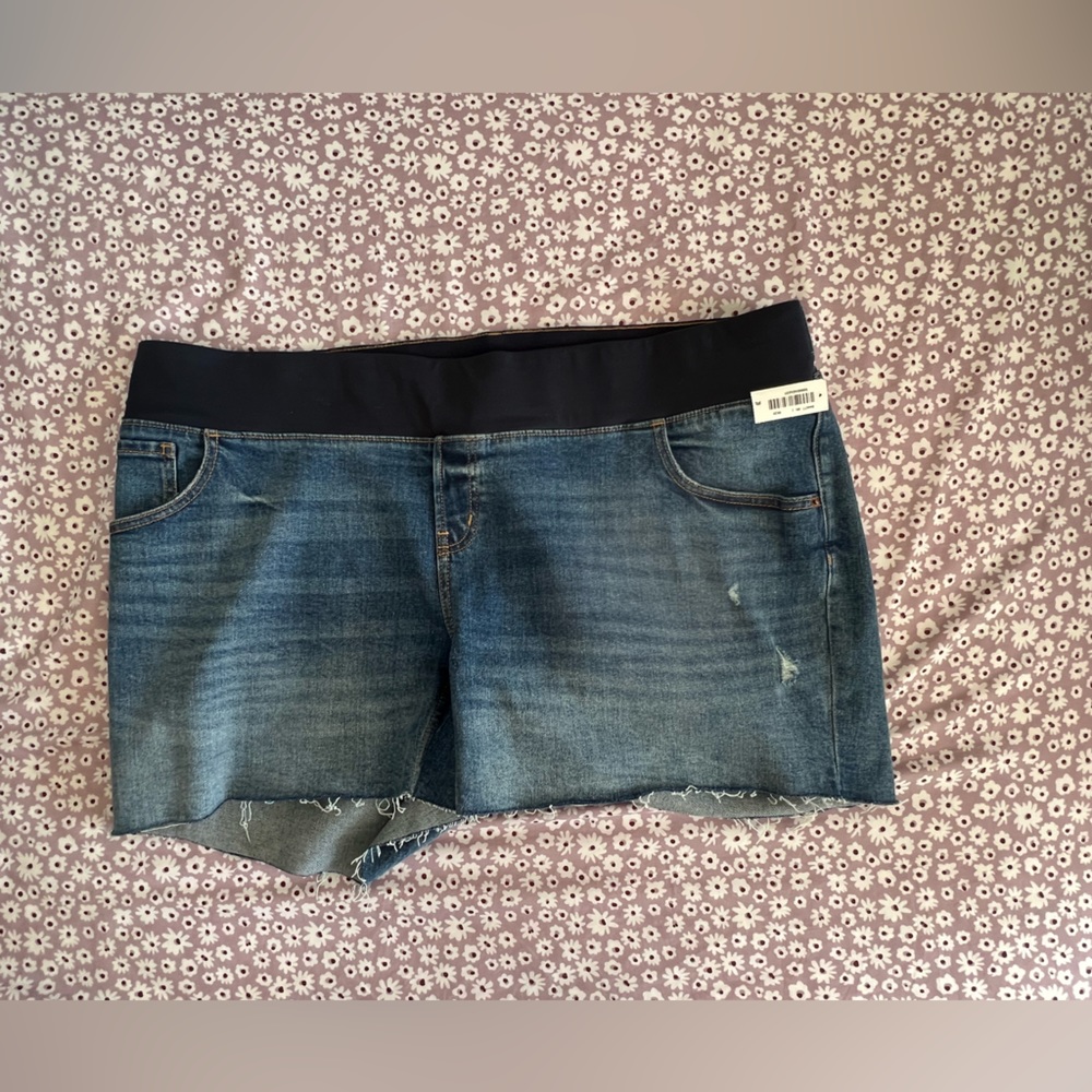 Old Navy Maternity Front Low Panel OG Straight Cut-Off Jean Shorts 5-inch inseam
